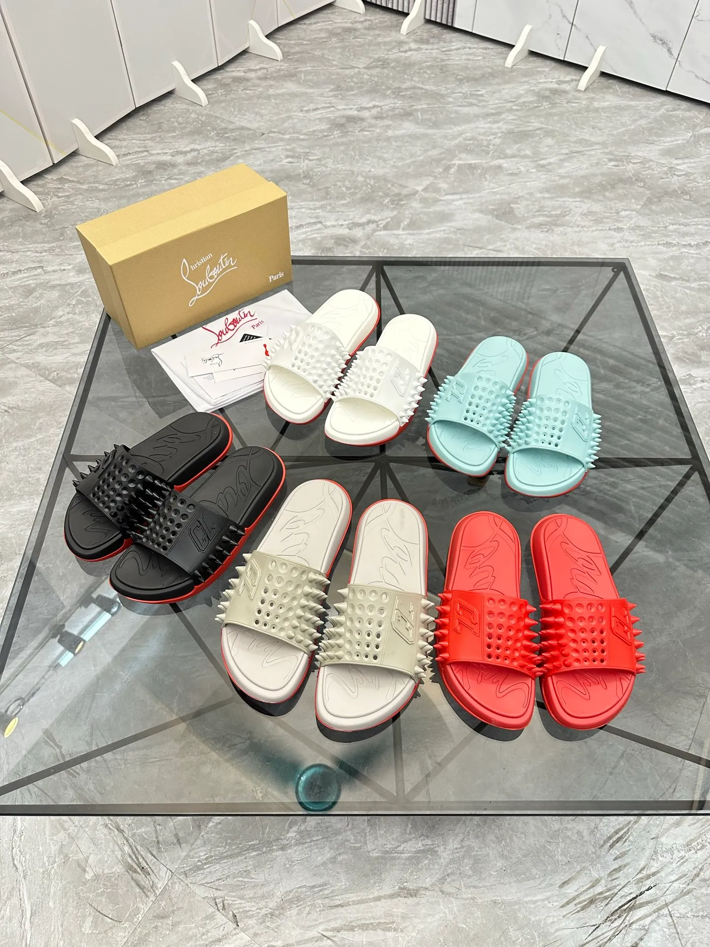 Men's shoes: 💰P300¥ Product trademark: CL red-soled shoes* "CL*" slippers Regular size: 38-44 (men's 45.46 can be customized) Product materials: imported cowhide upper, professional 5D craftsmanship, high-end rivets, sheepskin lining, original outsole. Number: 789